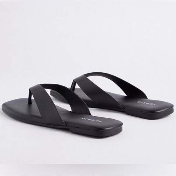 NEW NWT Torrid Black Faux Leather Thong Flip Flop Style Sandals 7.5 WW Cushioned - Picture 4 of 12
